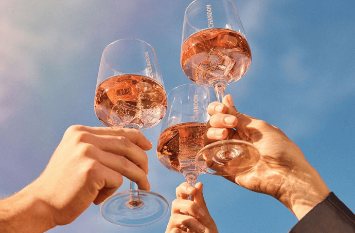Wino musujące w kieliszkach